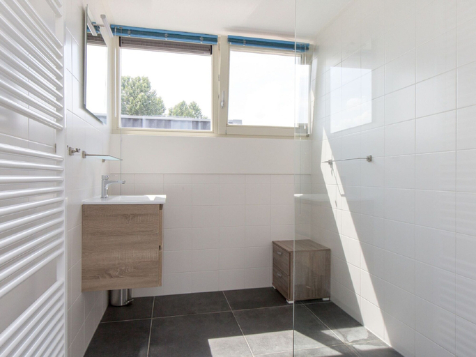 Bathroom 3, Bungalow With an Outdoor Fireplace by Water, Boarnsterhim