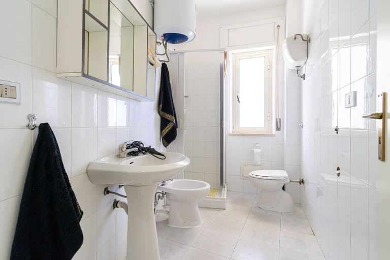 Bathroom, spazioso bicamere fronte mare, Crotone