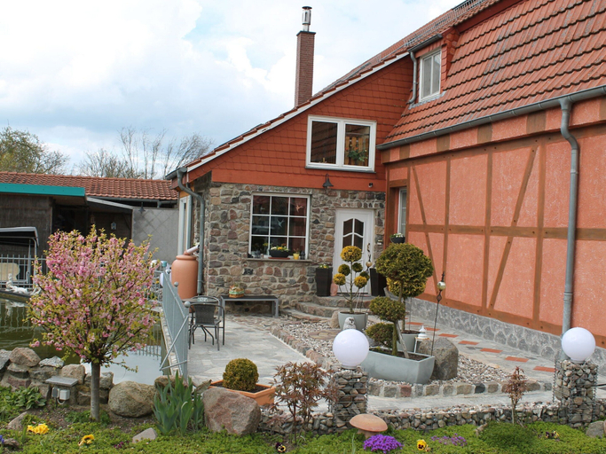 Exterior 3, Budget-wohnung in Grundshagen mit Gartensitzplatz, Nordwestmecklenburg