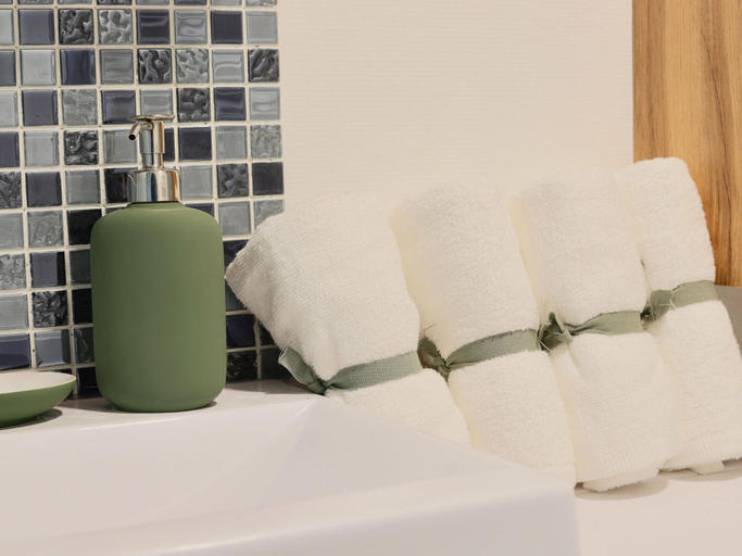 Bathroom 4, Attractive Holiday Home With Shared Pool in the Luberon, Vaucluse