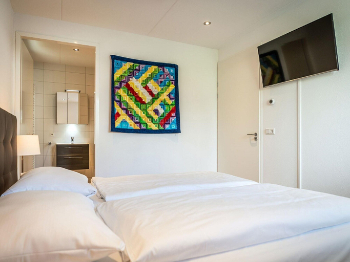 Room 3, Nice Bungalow With Dishwasher in a Holiday Park 1.2 km. From the sea on Texel, Texel