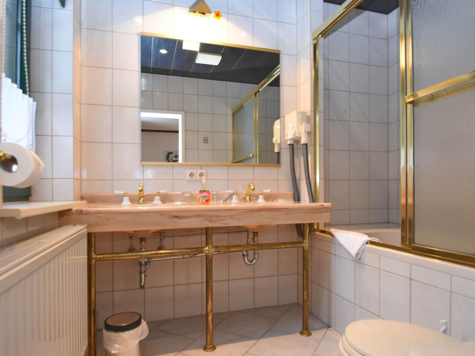 Bathroom 5, Luxurious Apartment in Jagersgrun With Saunas, Vogtlandkreis
