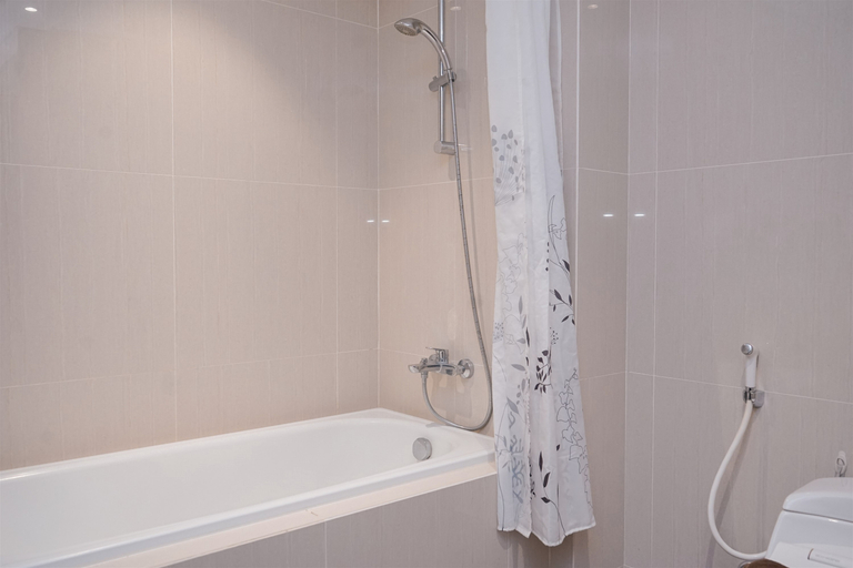 Bathroom 5, Spacious and Elegant 3BR at Branz BSD City Apartment By Travelio, Tangerang Selatan