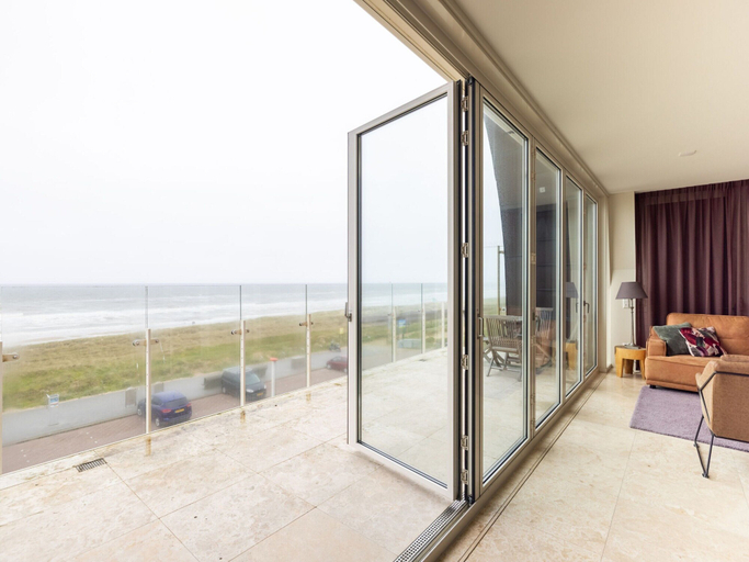 Balcony 4, Luxury Apartment in a Residence Right on the Boulevard and the Beach, Bergen