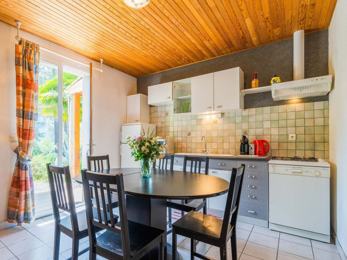 Dining 2, Serene Holiday Home in Les Salelles With Swimming Pool, Ardèche