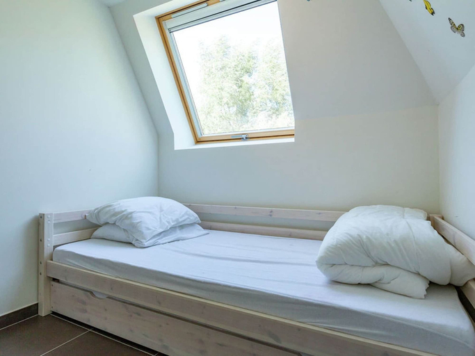 Bedroom 4, Relaxing Holiday Home in Adinkerke With Fenced Garden, West-Vlaanderen