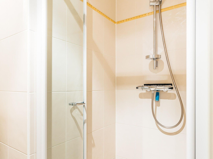 Bathroom 4, Apartment in Koksijde Near Sea Dike, West-Vlaanderen
