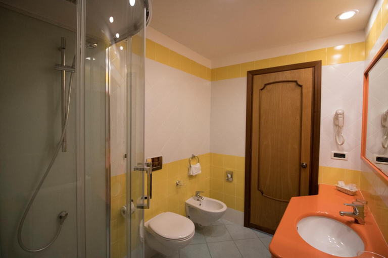 Bathroom 4, Hotel Terme Alexander, Napoli