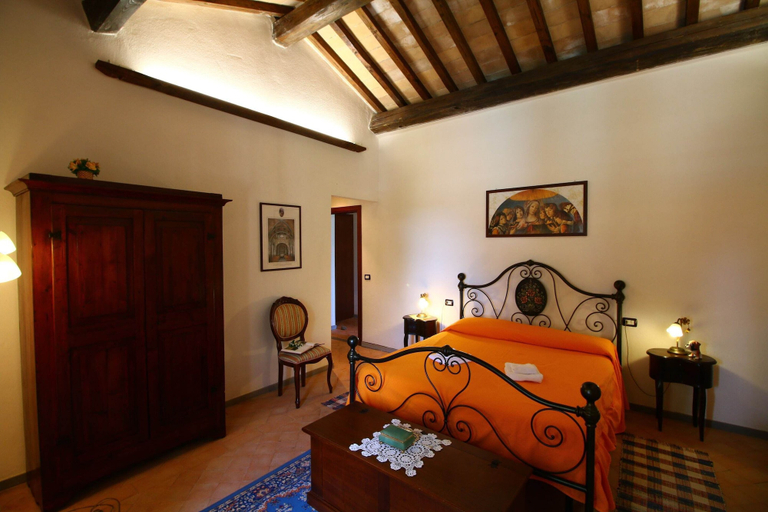 Room 5, Farmhouse With Pool in an Area With History, Nature and art, Viterbo