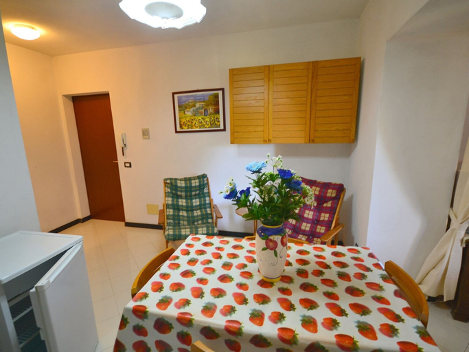 Bedroom 2, Inviting Holiday Home With Terrace, Garden Furniture, BBQ, La Spezia