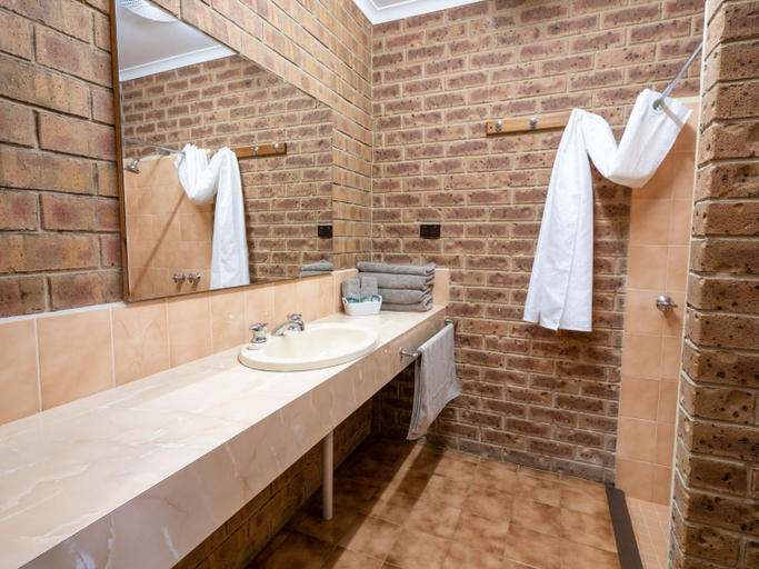 Bathroom, Eildon Parkview Motor Inn Room 7, Murrindindi - East