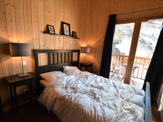 Bedroom 2, Splendid Chalet in Chamrousse With TV, Isère