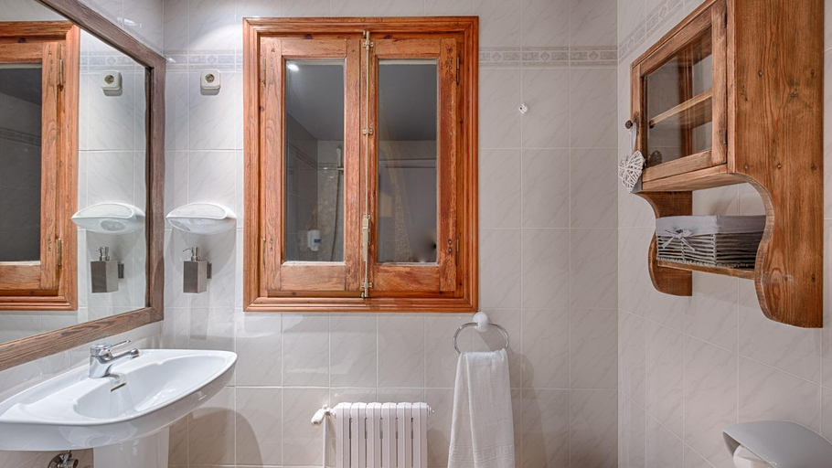 Bathroom 3, Hotel Ribaeta, Lleida