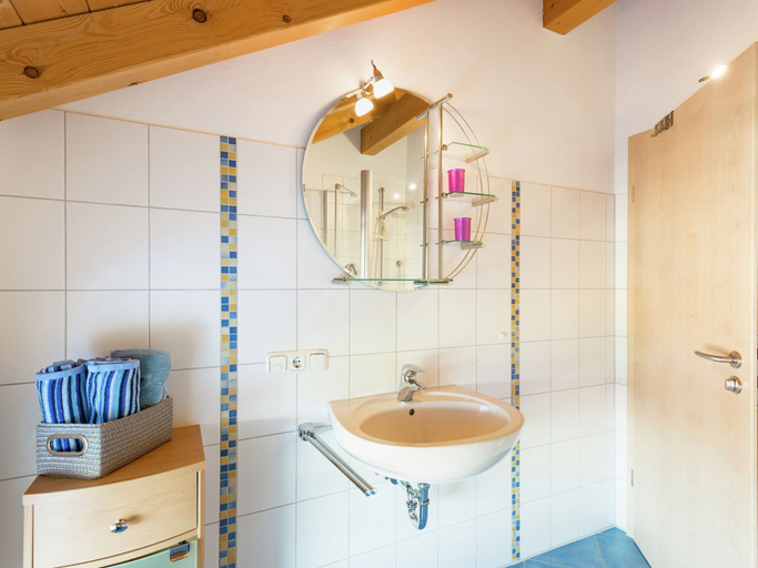 Bathroom 3, Tolles Bauernhaus im Allgaeu mit Alpenblick, Weilheim-Schongau