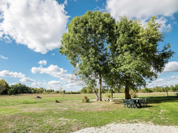 Garden 5, Spacious Holiday Home in Saint-nexans With Terrace, Dordogne