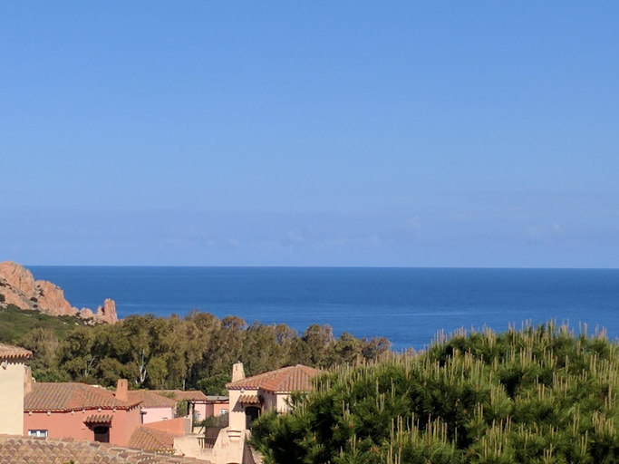 Others 3, Panoramic Sea-views. Sunsets, 7 min Walk to Beach, Cottage Apartment, Terrace, Olbia-Tempio