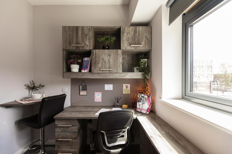 Others 4, For Students Only - Queen's Court Reading, Reading