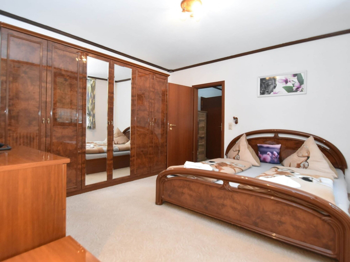 Bedroom 4, Luxurious Apartment in Jagersgrun With Saunas, Vogtlandkreis