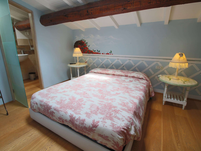 Room 3, Beautiful Farmhouse in San Gimignano With Pool, Siena