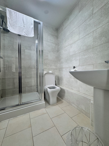 Bathroom 2, Stay Near Heathrow! Pristine, Convenient & Only 5 Mins to the Terminals, Surrey