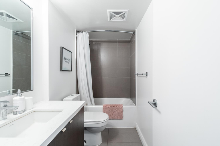 Bathroom, Yorkville Plaza Express Stay, Toronto