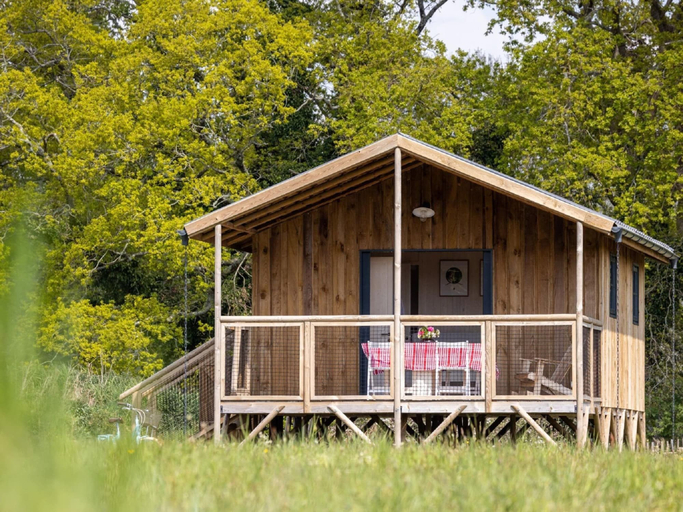 Others 2, Scenic Bungalow in Ploemel With Shared Pool, Morbihan