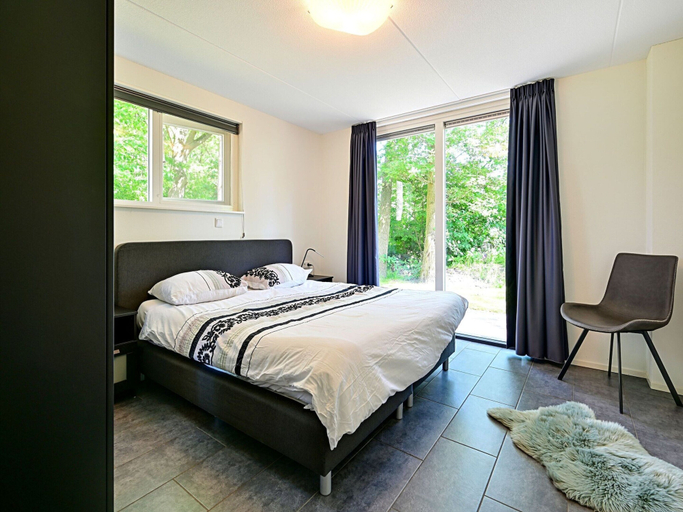 Room 3, Chalet With Gorgeous View of the Natural Surroundings, Tubbergen