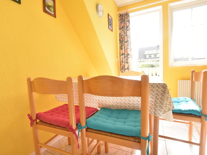 Dining 4, Modern Apartment in Wittenbeck with Terrace, Fenced Garden, Rostock