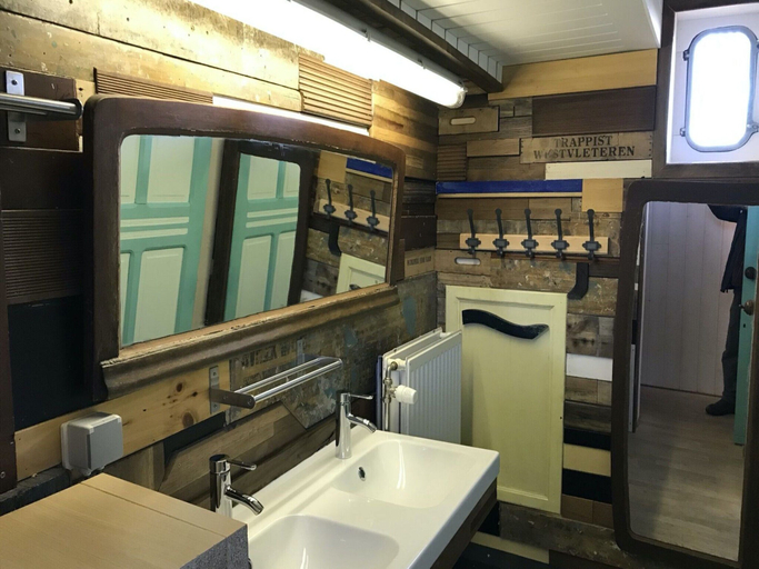 Bathroom 5, Cozy Boat in Merkem Near Lake, West-Vlaanderen
