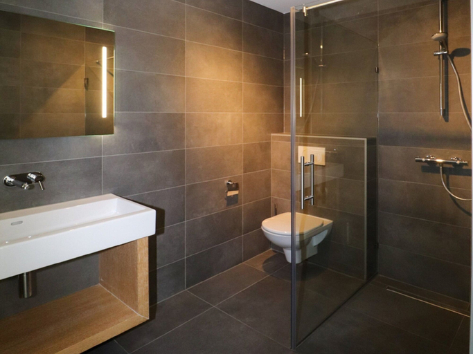 Bathroom 2, Luxury Villa With Sauna and Jacuzzi at the Lake, Lemsterland
