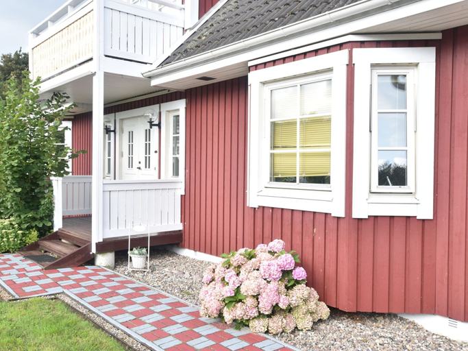 Reception 5, Modern Apartment in Wittenbeck with Terrace, Fenced Garden, Rostock