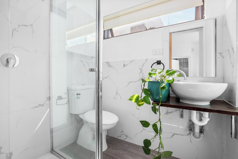 Bathroom, Melbourne CBD-private rooms guests Hse., Melbourne
