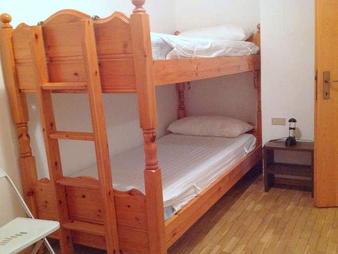 Room 2, Spacious Chalet With Garden Near Ski Area in Tyrol, Trento