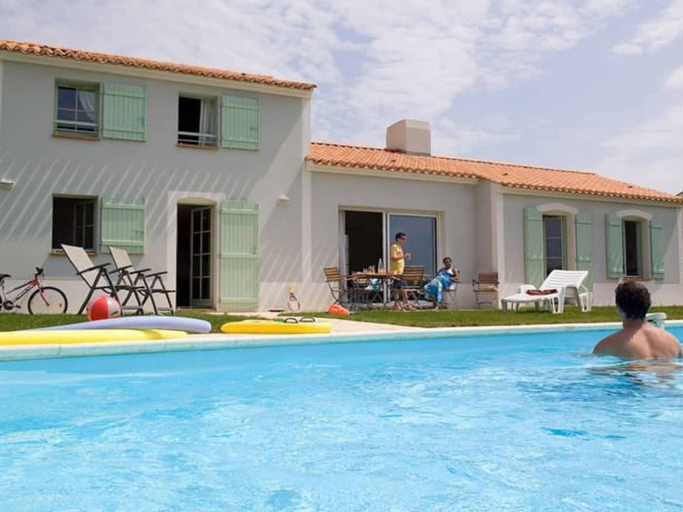 Pool 4, Spacious Villa With a Private Pool on a Golf Course in Loire, Vendée