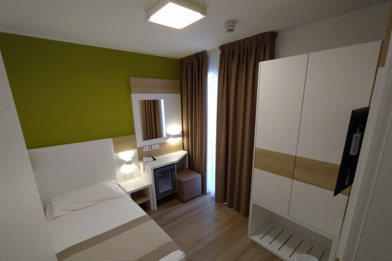 Bedroom 5, hotel almalux jesolo di furlan andrea, Venezia