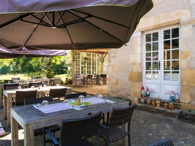 Outdoor dining 2, Romantic Stay in a Medieval Castle With Pool and Restaurant Among Others, Dordogne