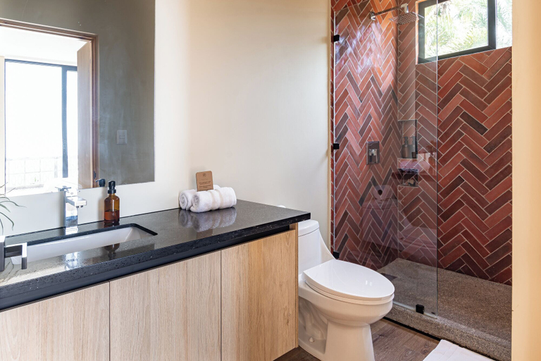 Bathroom 4, Wave House, Chiltiupán