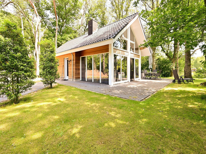 Exterior 5, Chalet With Gorgeous View of the Natural Surroundings, Tubbergen