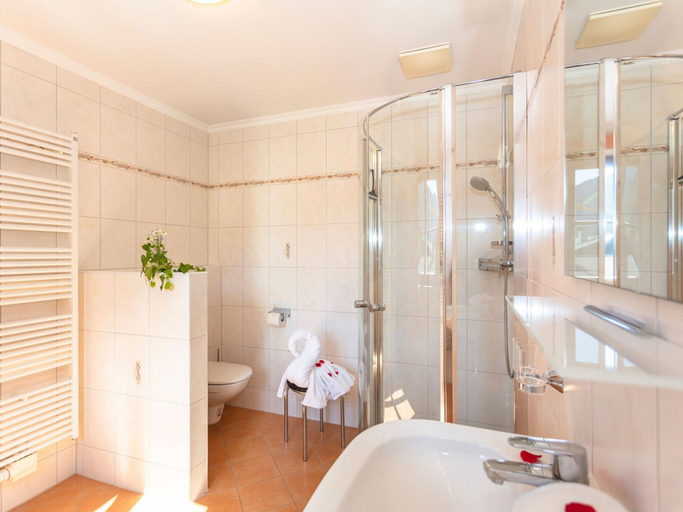 Bathroom 3, Elegant Apartment in Saalbach-hinterglemm Near Ski Bus, Zell am See