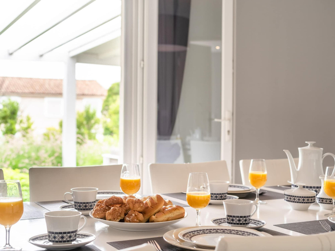 Food & Drinks 5, Luxurious Villa in Saint Genies de Fontedit With Heated Pool, Hérault
