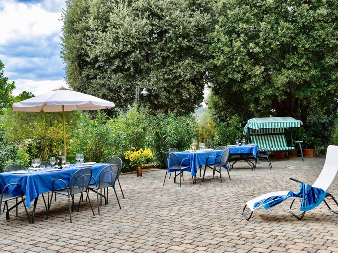 Outdoor dining 2, Air-conditioned Flat With Pool and Wellness Area, Perugia