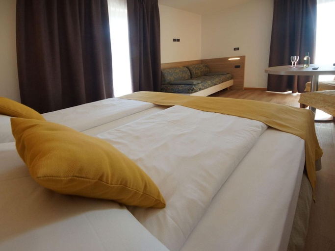 Room 5, Apartment in Riva del Garda, Trento