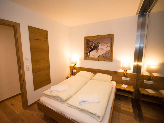 Room 3, Modern Apartment With Balcony and Access to Sauna, Zell am See