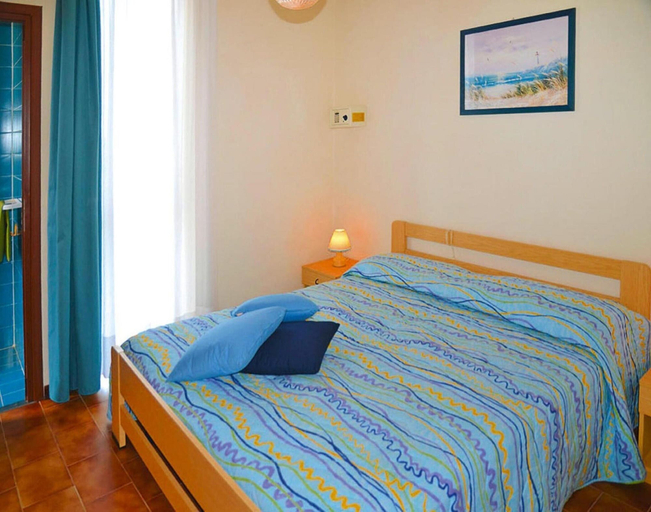 Room 5, Apartment in Ceriale With Parking Space, Savona