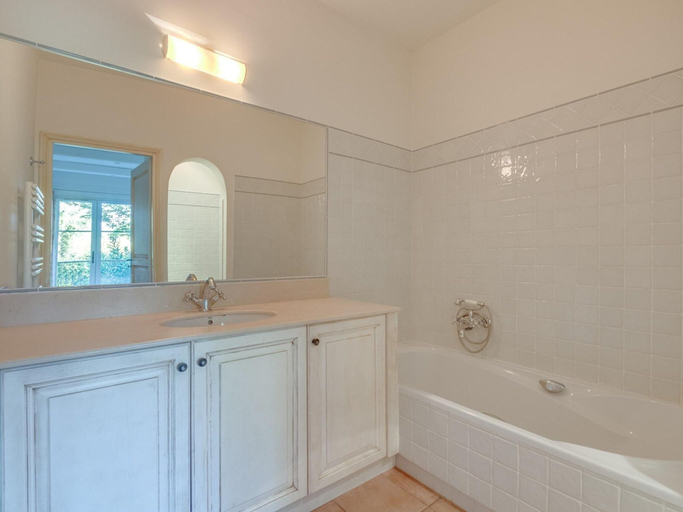 Bathroom 4, Terraced House in Domaine de Saint-endreol With Golf, SPA and Communal Pool, Var