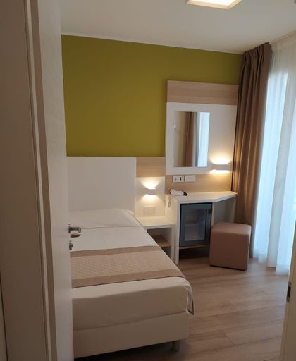 Bedroom 4, hotel almalux jesolo di furlan andrea, Venezia