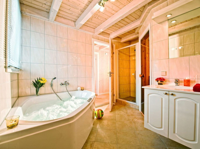 Bathroom 3, Holiday Homes in the Bad Saarow Castle Park, Bad Saarow, Oder-Spree