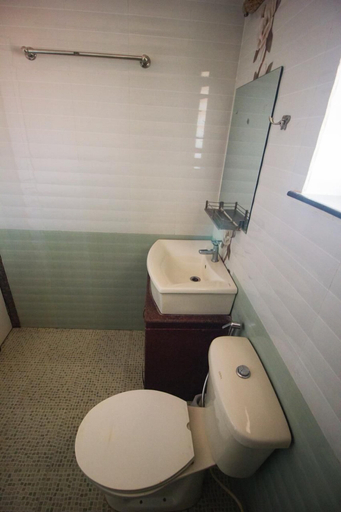 Bathroom 3, Colors Guest House, North Goa