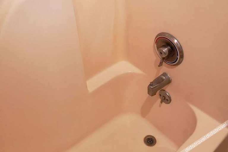 Bathroom 2, ノーウッド イン & スイーツ by BlissPoint ポスト ロード インディアナポリス, Indianapolis