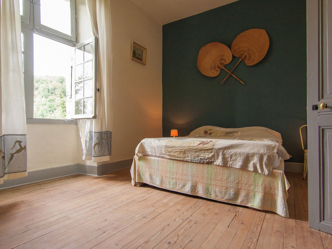 Room 2, Historic Mansion by the River Lot in Cenevieres, Lot